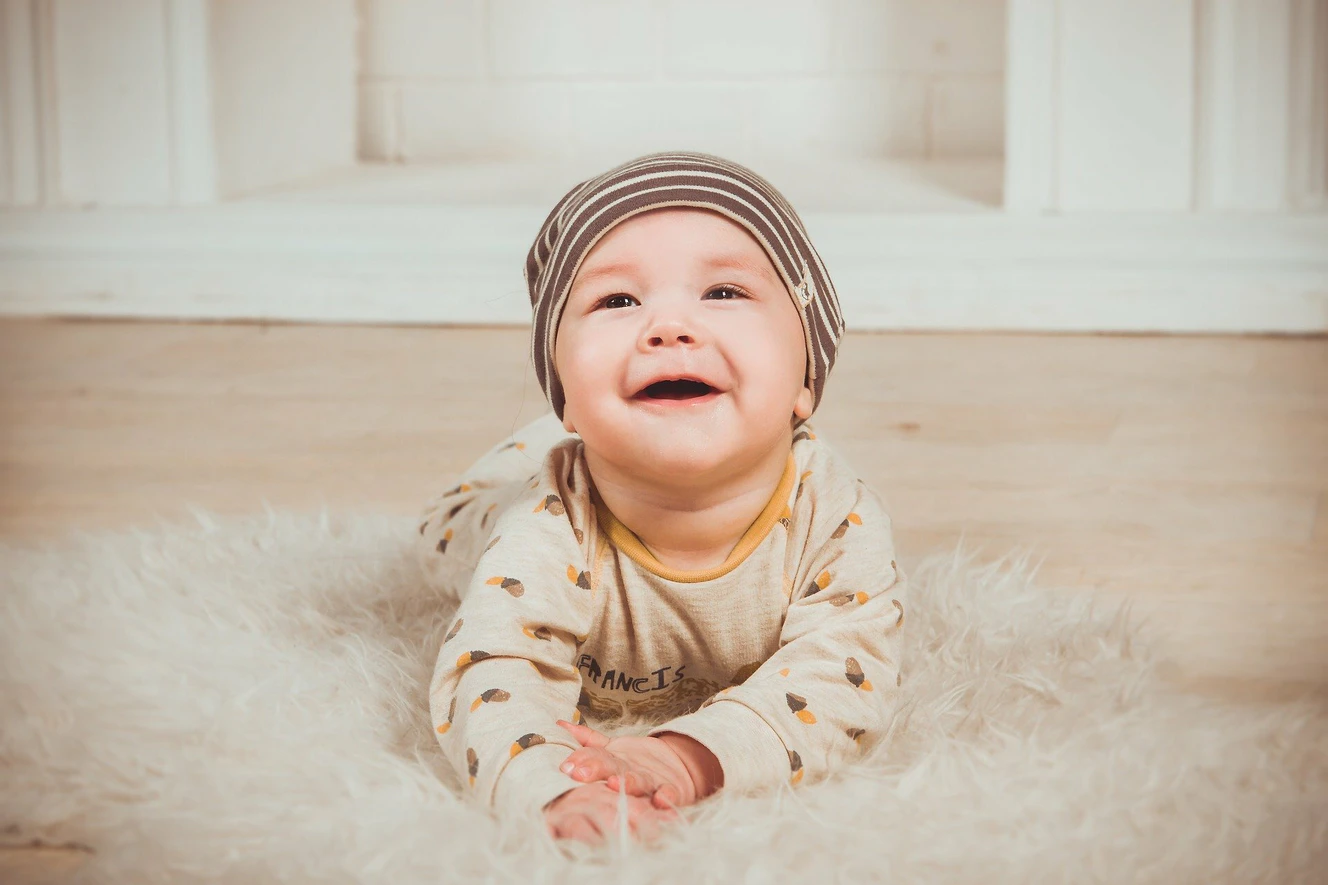Ein fröhliches Baby