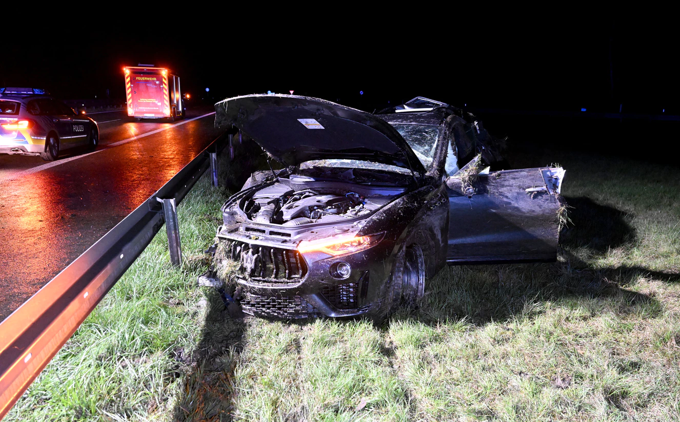 Maserati zerfetzt Corsa auf der B28 Neu-Ulm: Wieder tödlicher Raser-Unfall! — © Thomas Heckmann