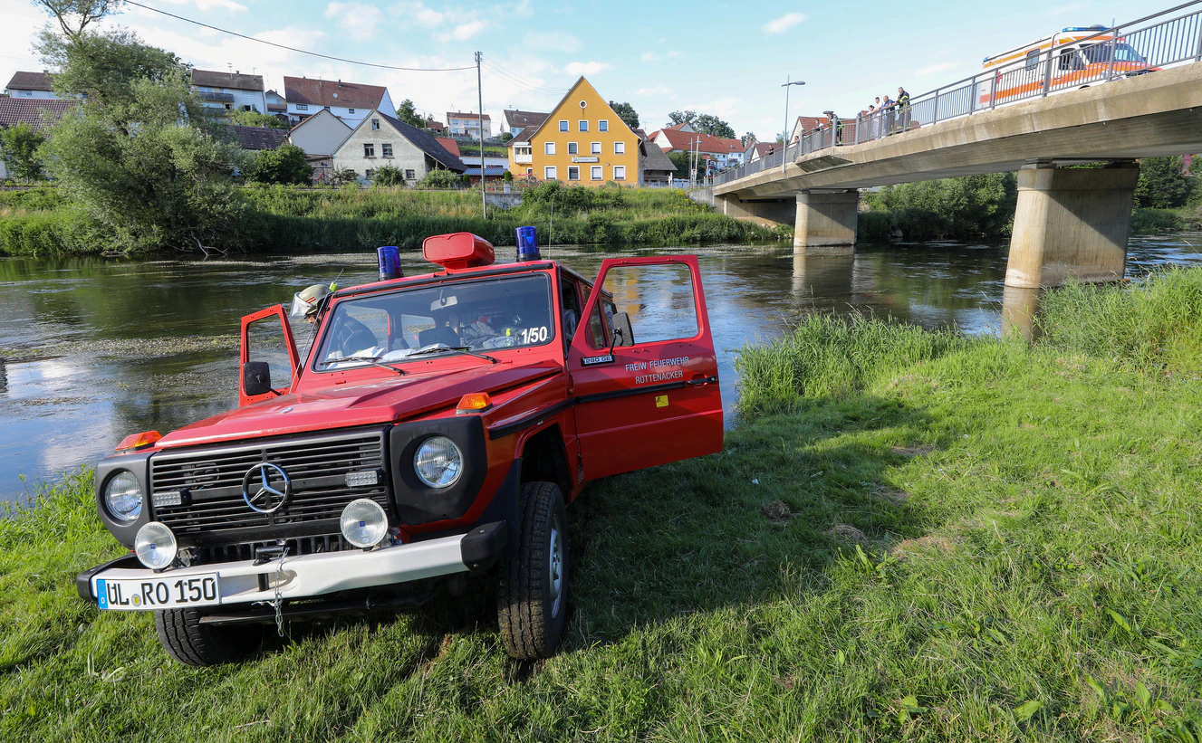 Rettungswagen an der Donau — © Thomas Warnack/dpa