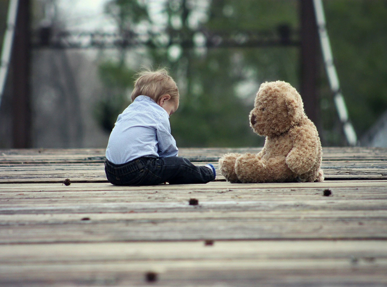 Kleiner Junge mit Teddy