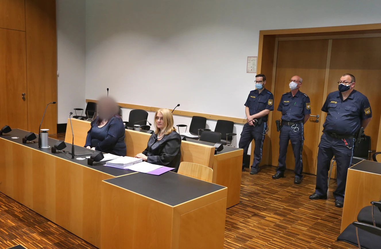 Die angeklagte Mutter im Gerichtssaal — © Karl-Josef Hildenbrand/dpa