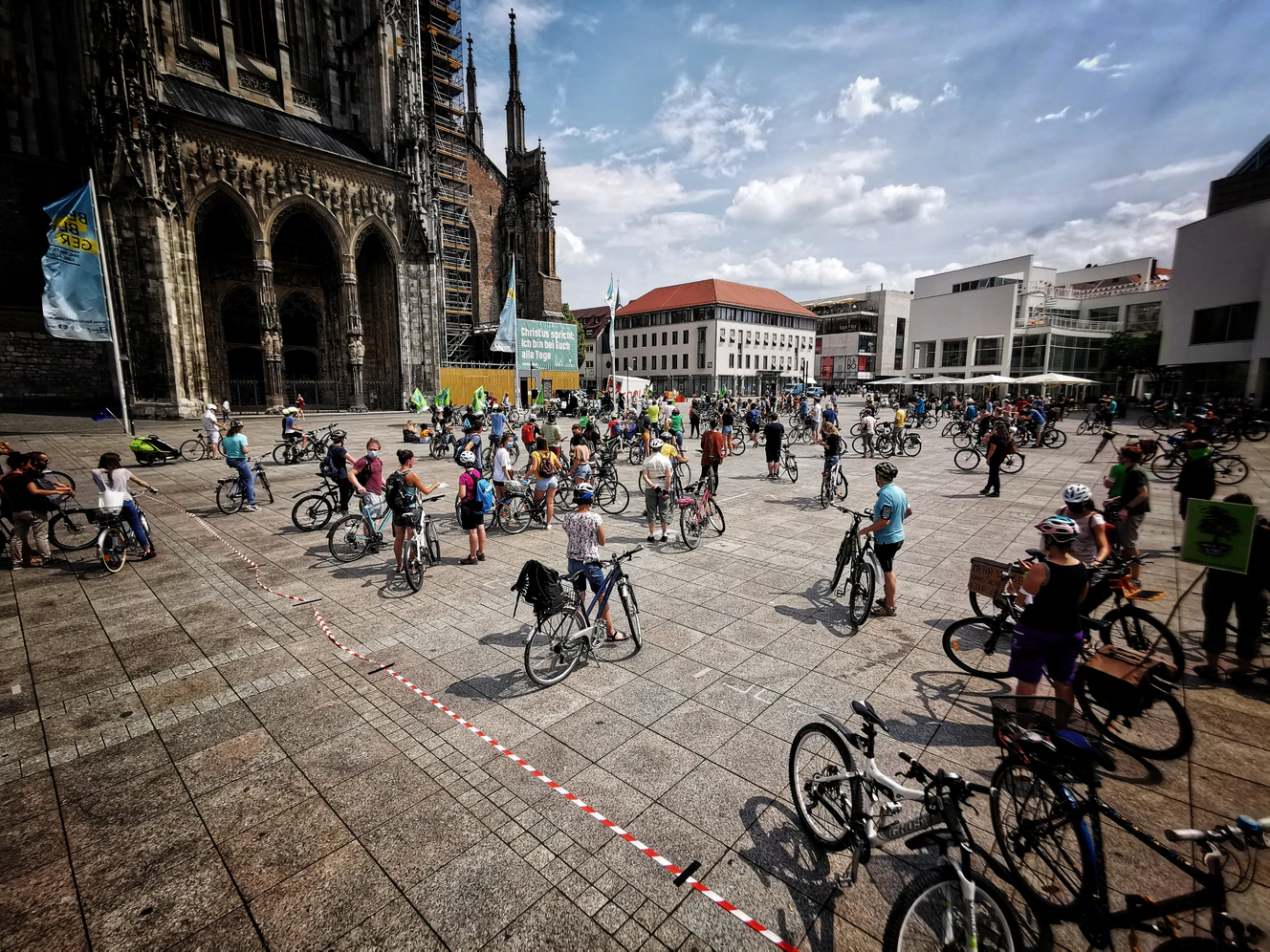 Eine Fahrraddemo auf dem Münsterplatz