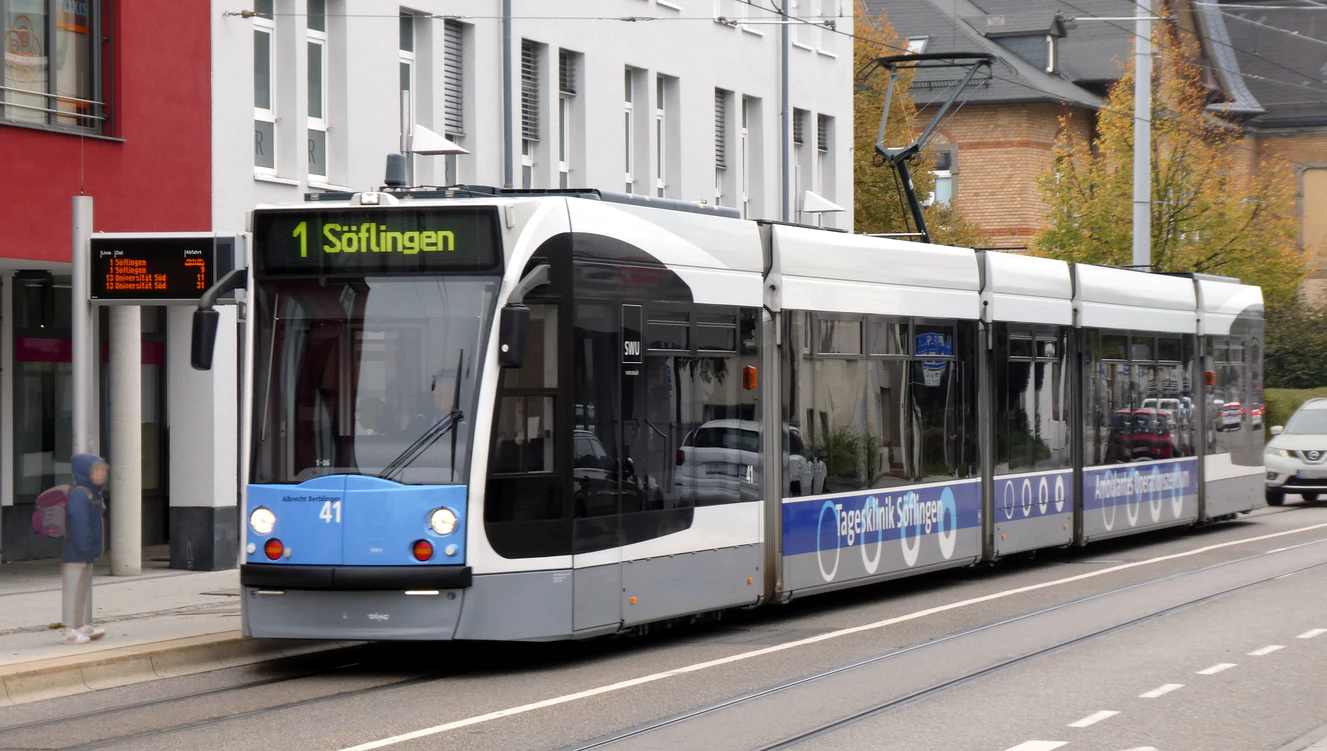 Ulm, Combino-Straßenbahn Linie 1 „Albrecht Berblinger“ an der Haltestelle Sonnenstraße. — © Renardo la vulpo