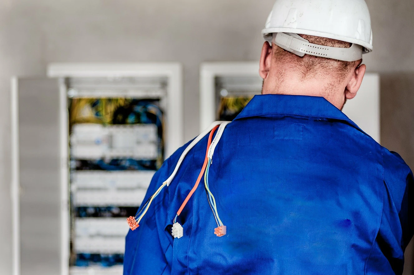 Elektriker vor Schaltkasten