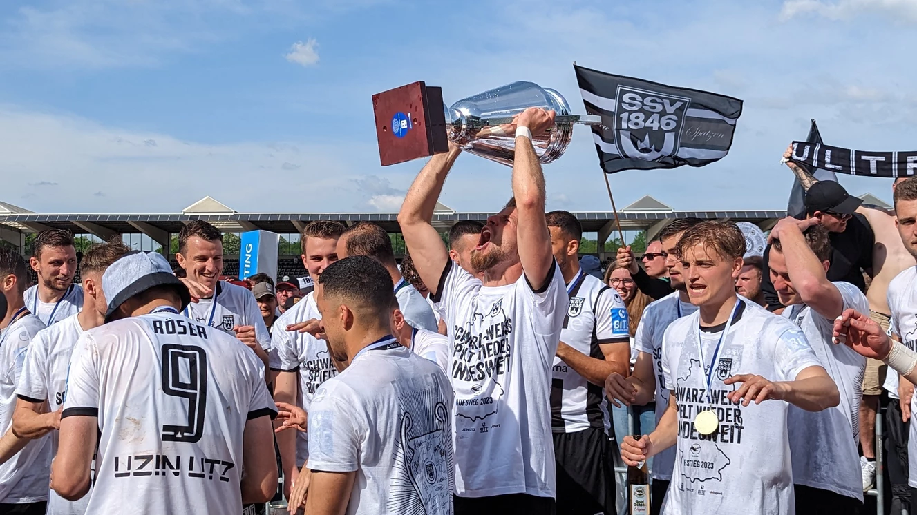 Kapitän Jo Reichert feiert den Aufstieg in die dritte Liga — © SSV Ulm 1846 Fussball