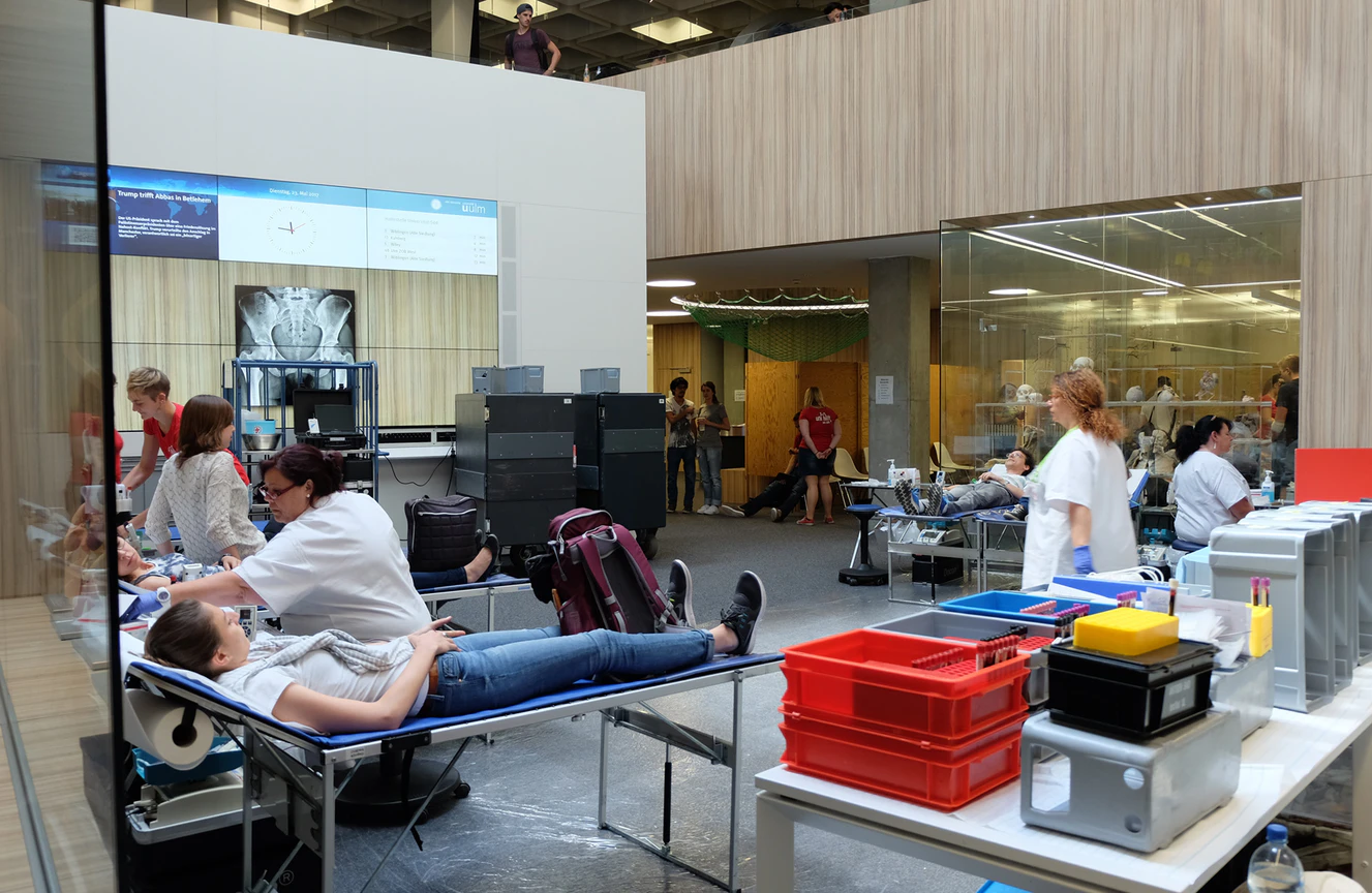 Aktion Uni hilft!“, Knochenmarkspende, Blutspende — © Uni Ulm