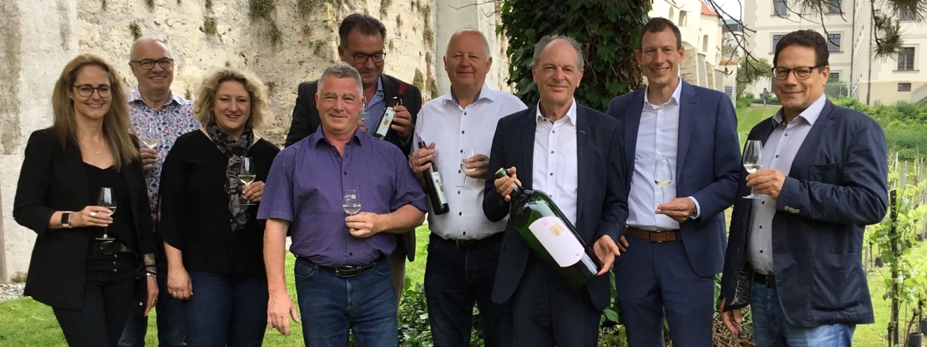 Weinprobe im Klostergarten: Nadine Balzer und Sylvia Burg (Stadt Weingarten), Gerhard Wirbel (Weinbergfreunde), Winzermeister Mathias Dilger, Uwe Stürmer und Günter Staud (Weinbergfreunde), Hermann Zettler (Vermögen und Bau), Oberbürgermeister Clemens Moll und Bürgermeister Alexander Geiger (v. l.) — © Stadt Weingarten