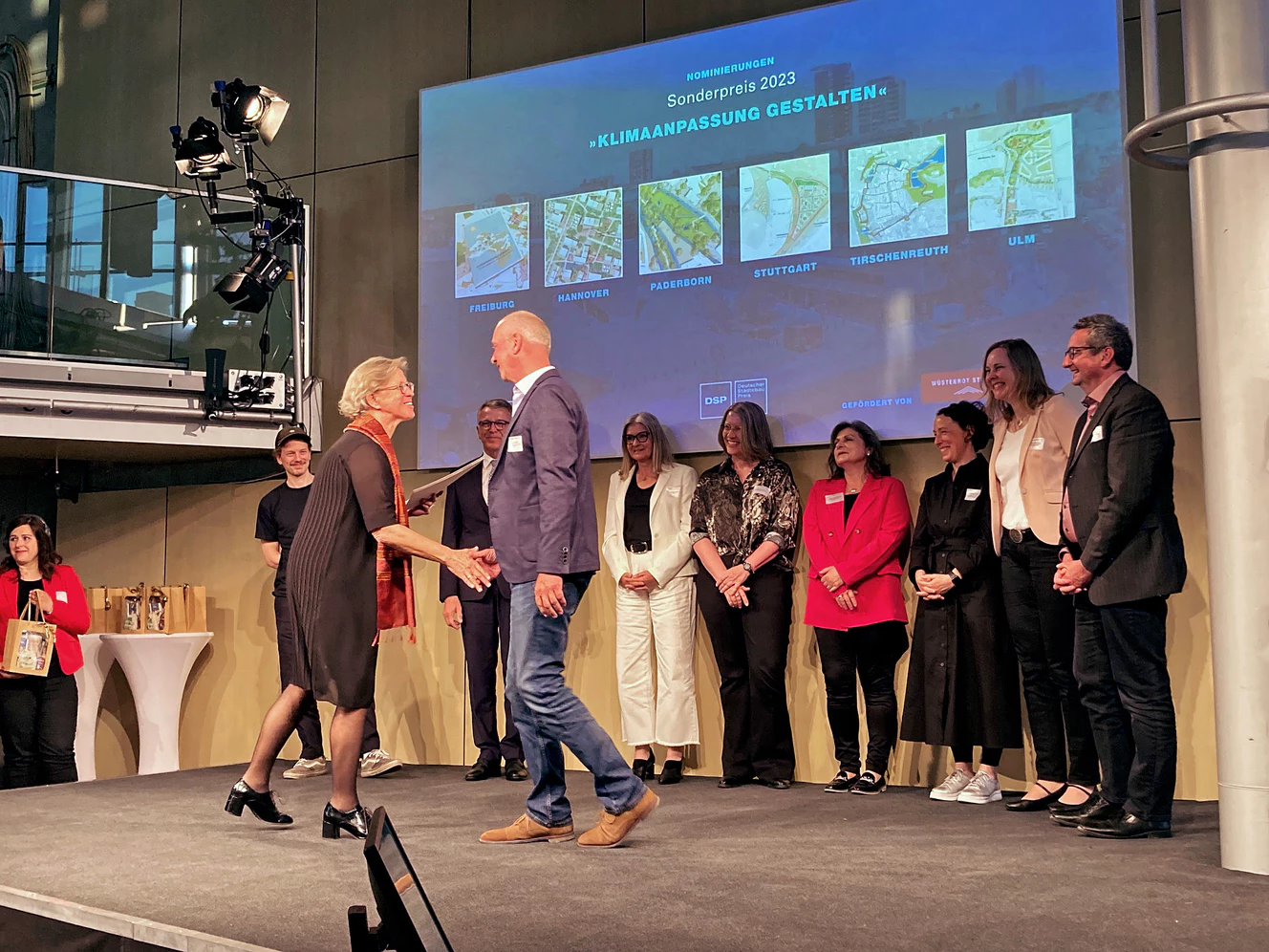 Harald Walter, Leiter der Koordinierungsstelle Großprojekte, nimmt die Urkunde beim Deutschen Städtebaupreis entgegen. — © Stadt Ulm