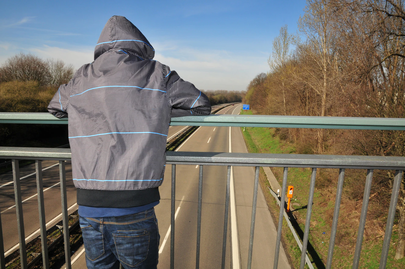 Eine Person auf einer Autobahnbrücke