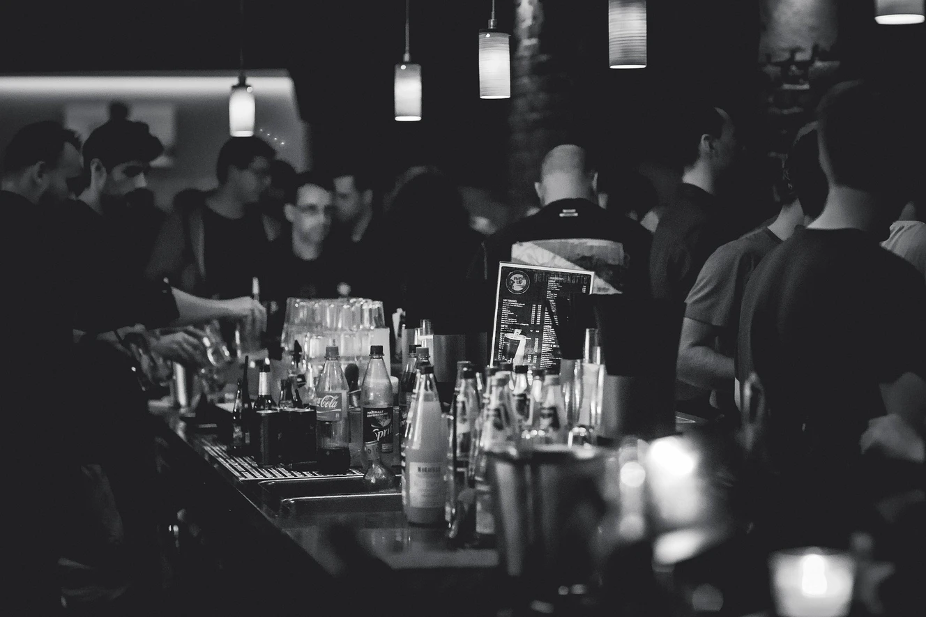 Viele Menschen in einer Bar