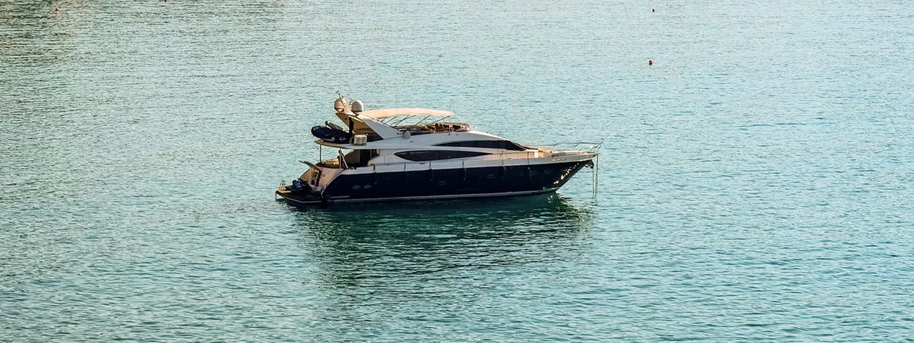 Eine Motoryacht auf dem Wasser — © Symbolbild