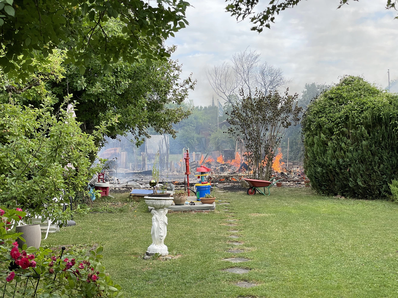 Abgebrannte Gartenhütte in Neu-Ulm — © Thomas Heckmann