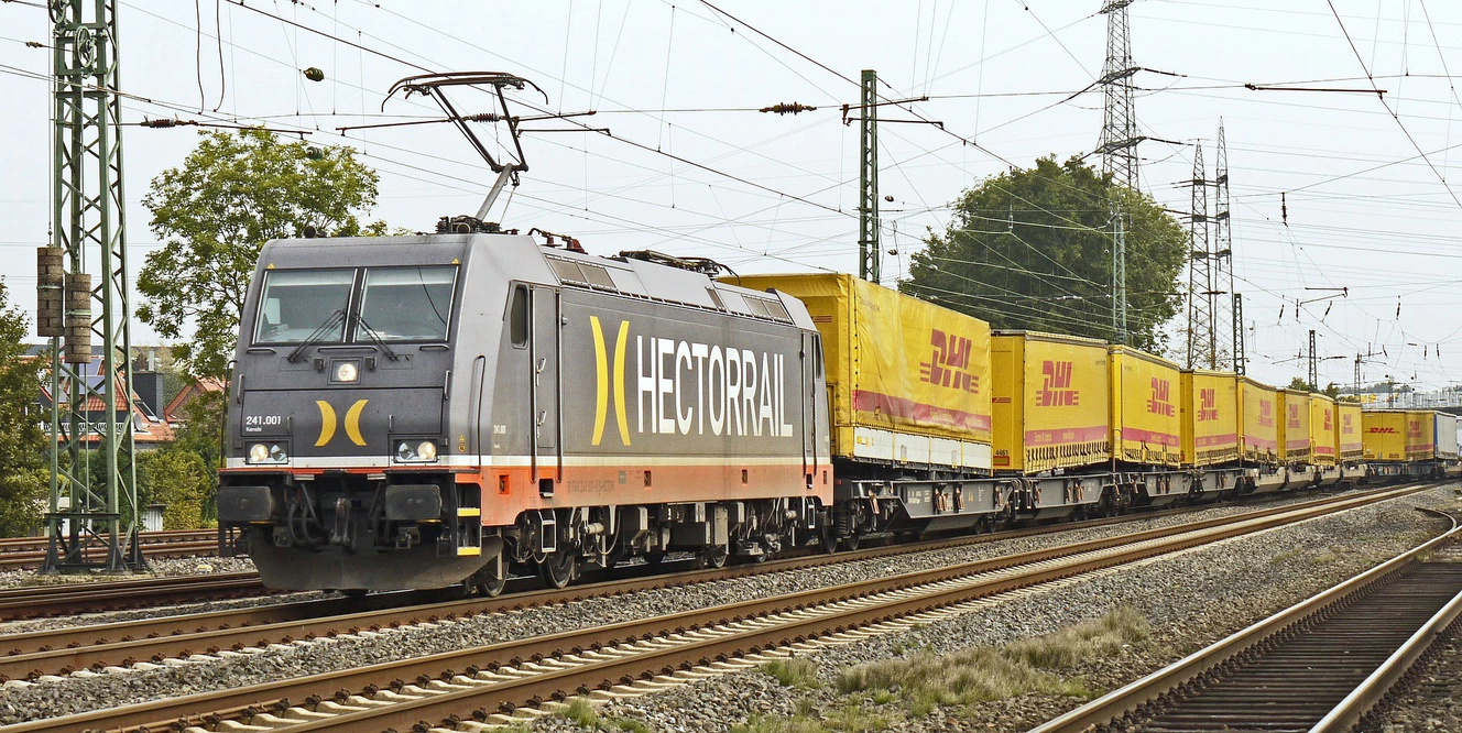 Ein Güterzug in einem Bahnhof