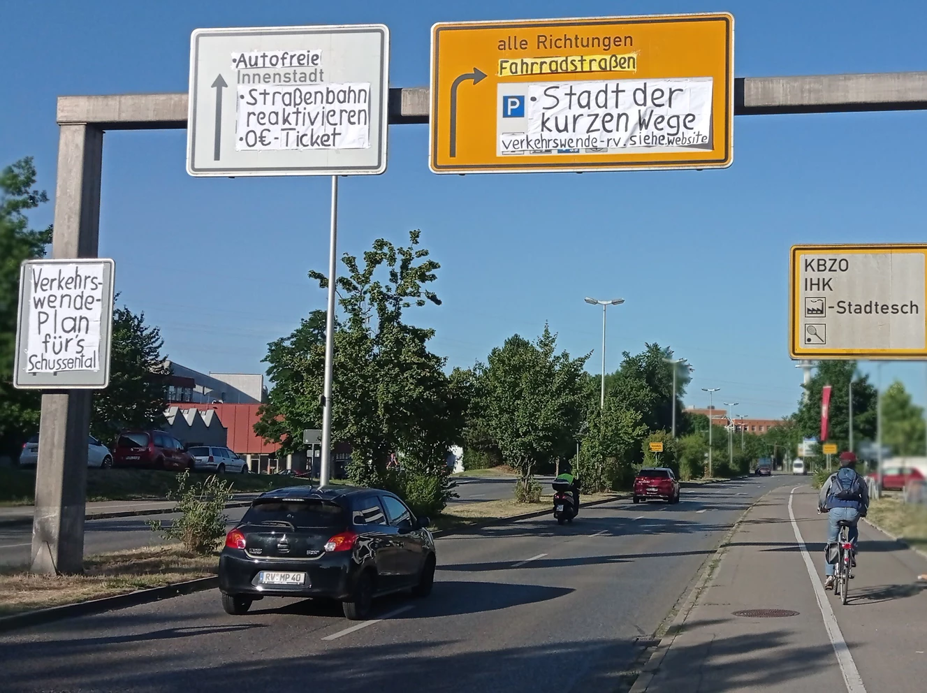 Klimaaktivisten bekleben Verkehrsschilder in Ravensburg