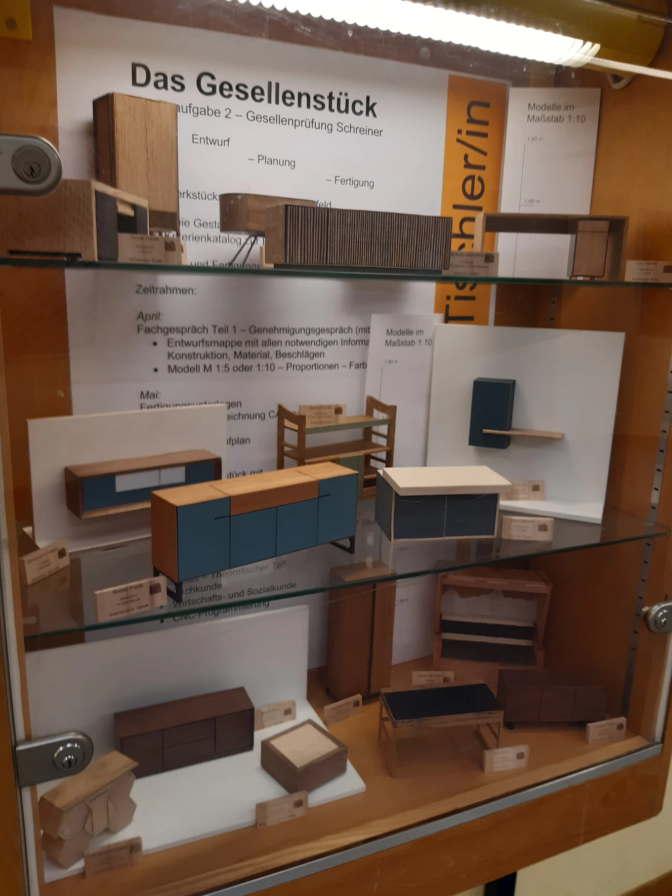 Schreiner Gesellenstücke in der Ausstellung bei Möbel Inhofer