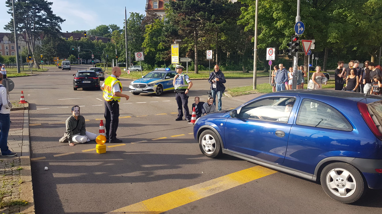 Klimakleber blockieren den Bismarckring in Ulm