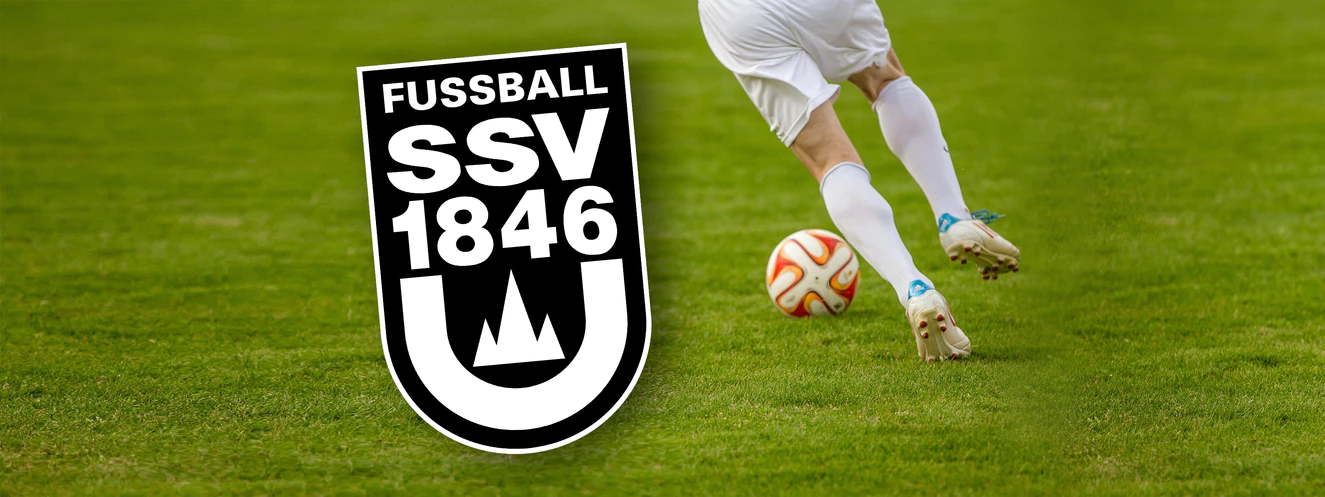 Das Logo vom SSV Ulm 1846 Fussball und ein Fussballer
