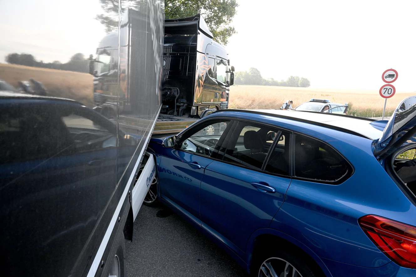 Bei einem Unfall steckte ein Auto seitlich unter einem Lkw. — © Thomas Heckmann