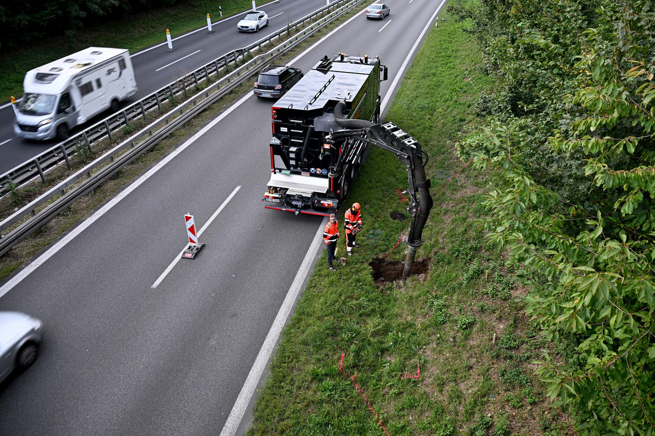 Kabelverlegung auf de B10 zwischen Ulm-Lehr und Jungingen. — © Thomas Heckmann