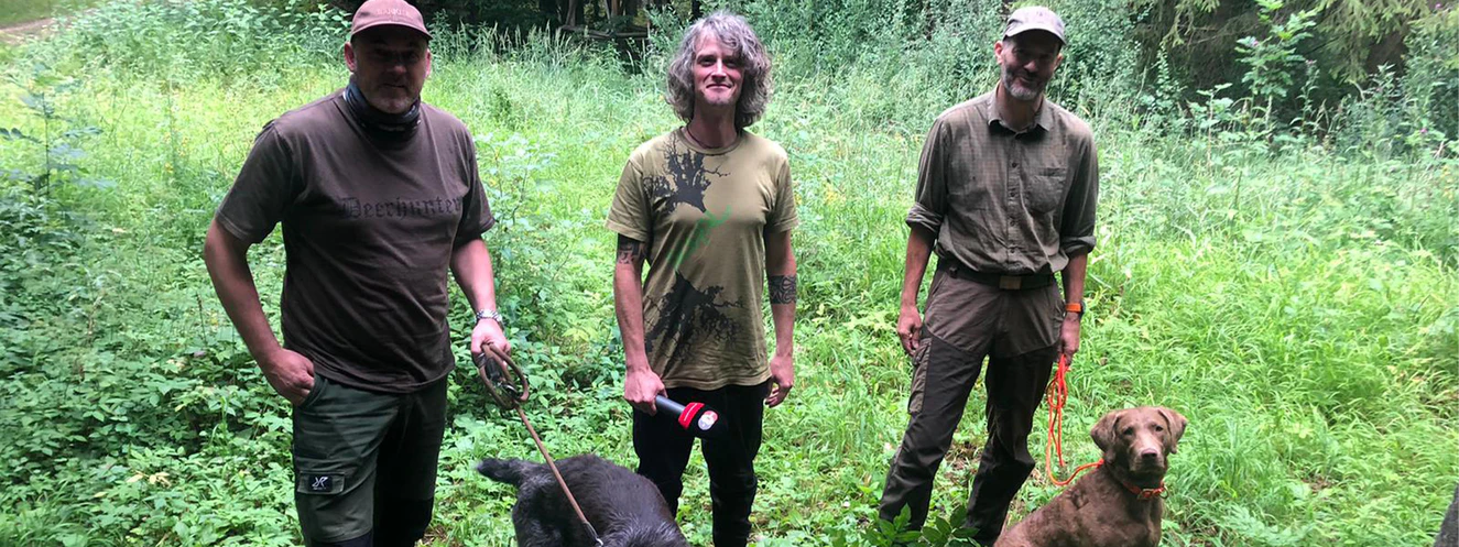 Felix mit zwei Jägern im Wald