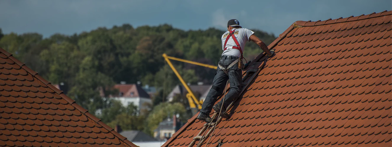 Ein Dacharbeiter auf dem Dach