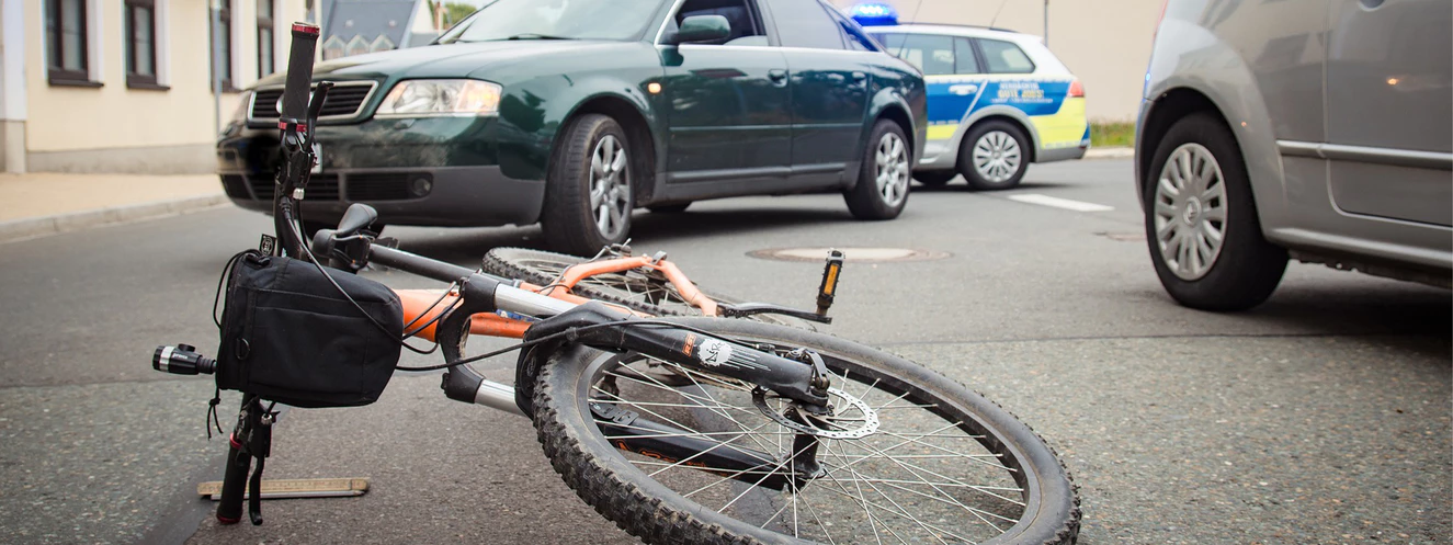 Ein Fahrrad liegt nach einem Unfall auf der Straße — © Symbolbild