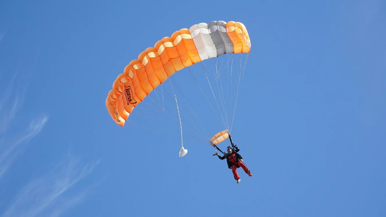 Fallschirmspringer am Himmel — © Symbolbild