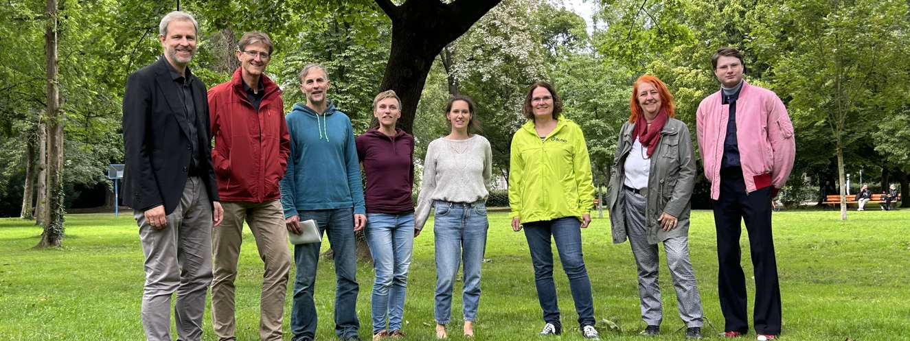 Die Stadt, Go plant a tree, der Ulmer BUND und die Lokale Agenda stemmen die „Klimabaum-Aktion Ulm“. — © Louis Schäfer