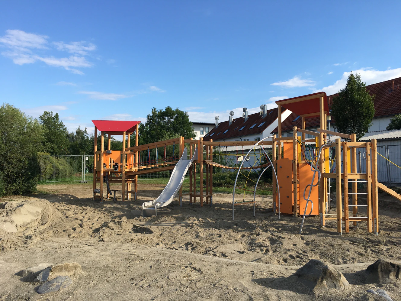 Ein Spielplatz mit Hängebrücken