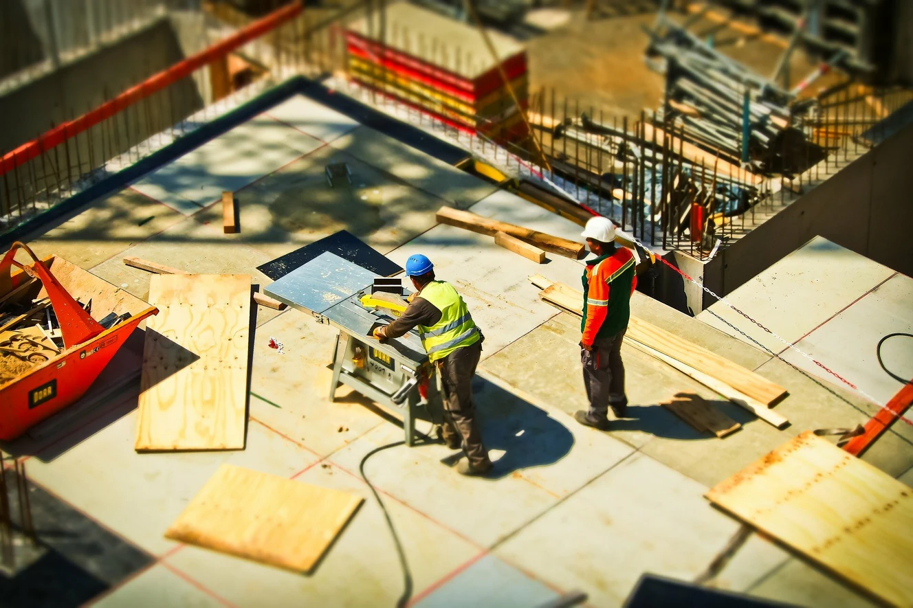 Zwei Bauarbeiter auf einer Baustelle