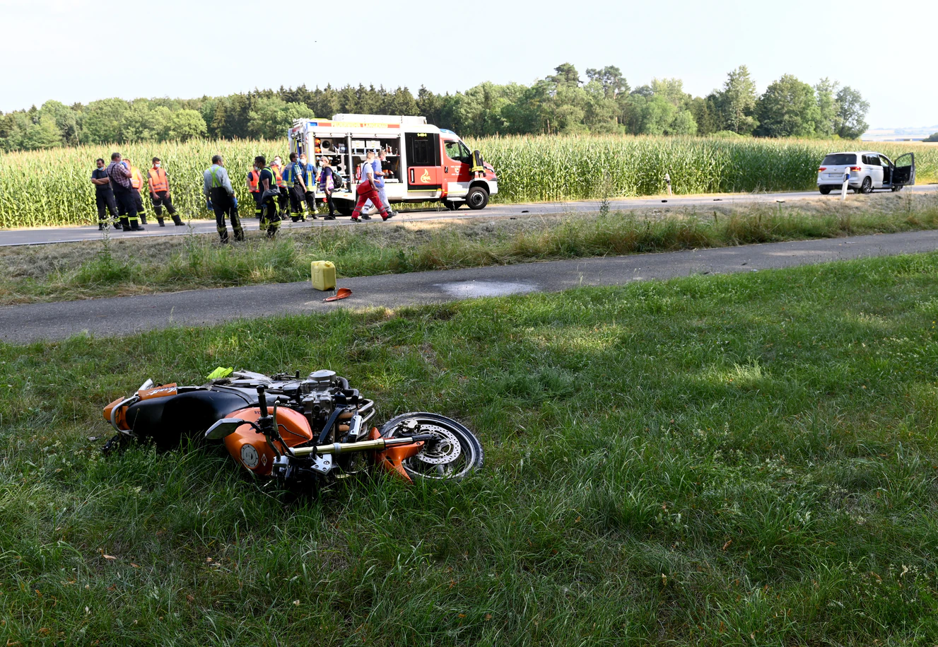 Motorrad liegt nach Unfall auf einer Wiese — © Thomas Heckmann