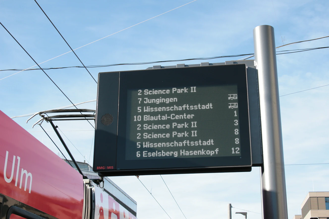 Digitale Anzeige an einer Haltestelle — © DFI/SWU