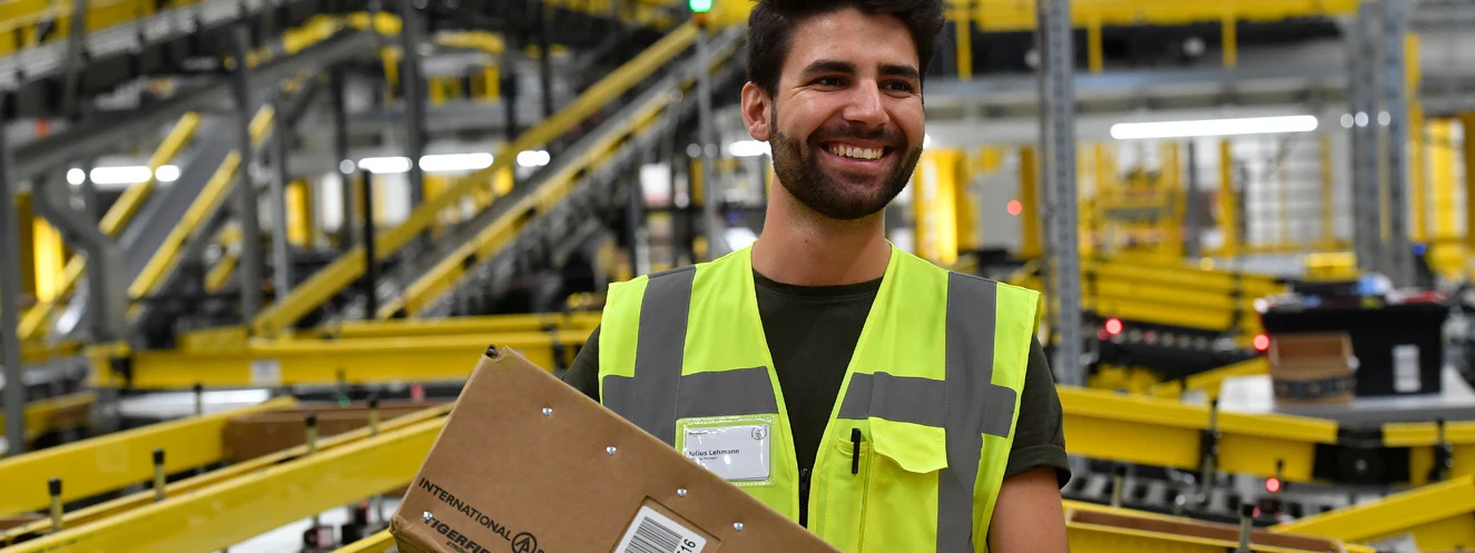 Ein Amazon Mitarbeiter im Logistikzentrum — © Amazon