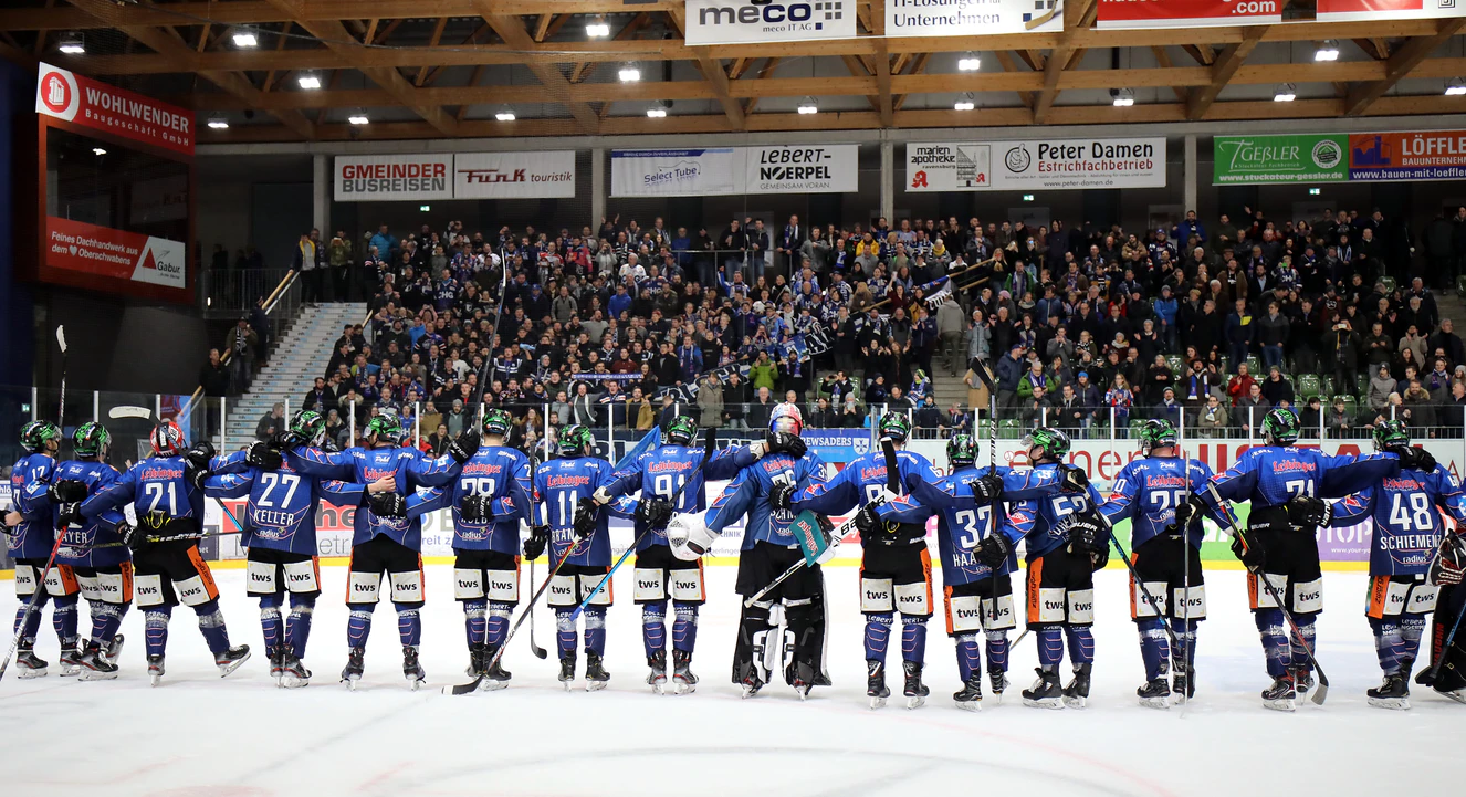 Spieler und Fans der Eishockymannschaft aus Ravensburg