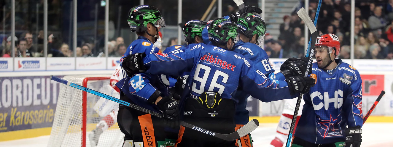 Spieler und Fans der Eishockymannschaft aus Ravensburg