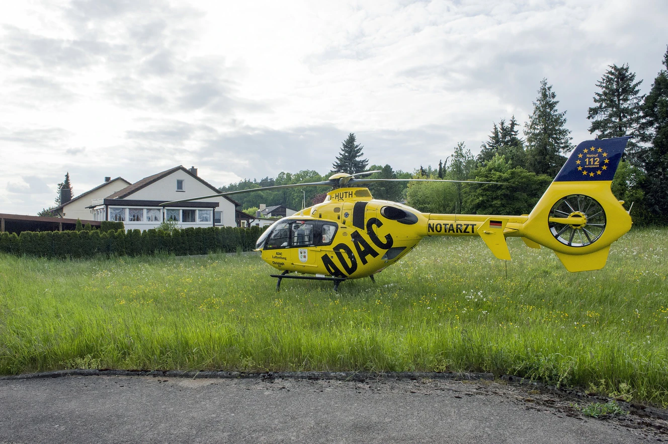 Ein Rettungshubschrauber vor einem Wohnhaus