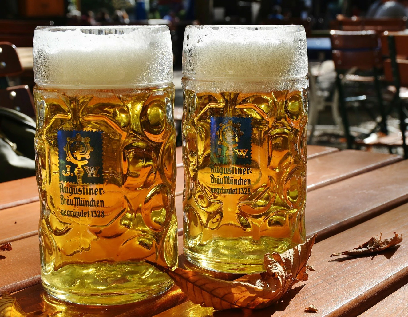 Zwei gut gefüllte Bierkrüge