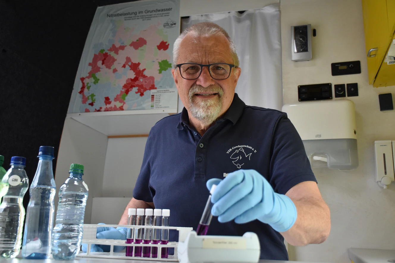 Harald Güzlow vom VSR-Gewässerschutz untersucht die abgegebenen Wasserproben. — © Matthias Ahlbrecht