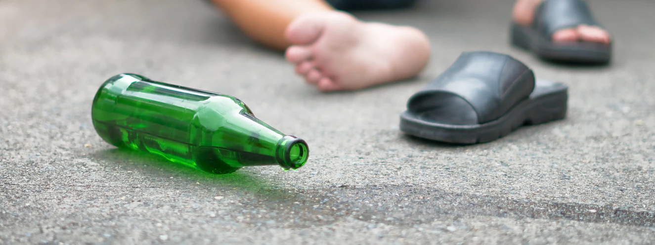 Eine ausgelaufene Bierflasche nach einer durchzechten Nacht