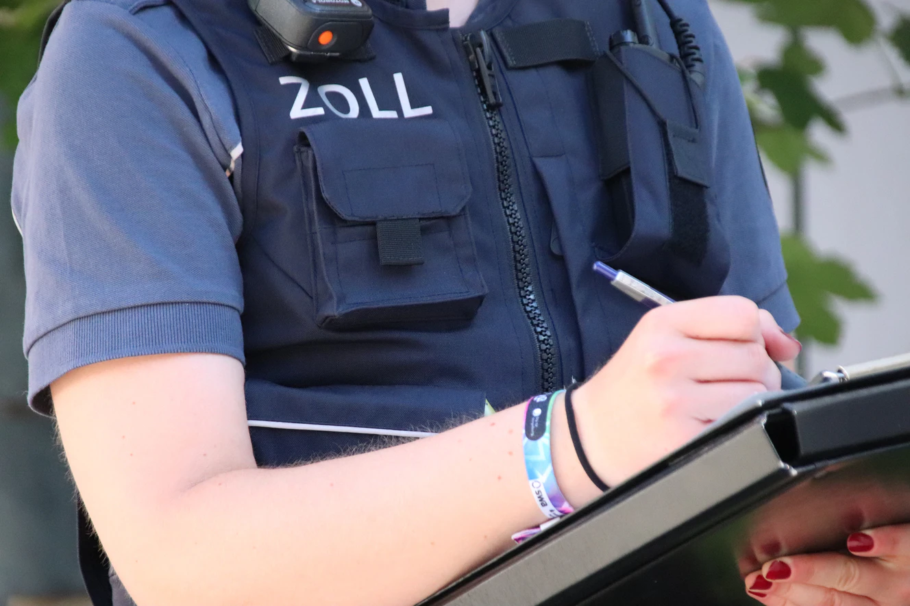 Zoll führt Befragung zum Beschäftigungsverhältnis durch — © Hauptzollamt Augsburg