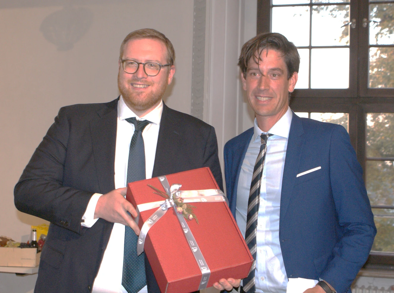 Ochsenhausens neuer Bürgermeister Philipp Bürkle vereidigt. Biberachs Landrat Mario Glaser gratuliert. — © Stadt Ochsenhausen