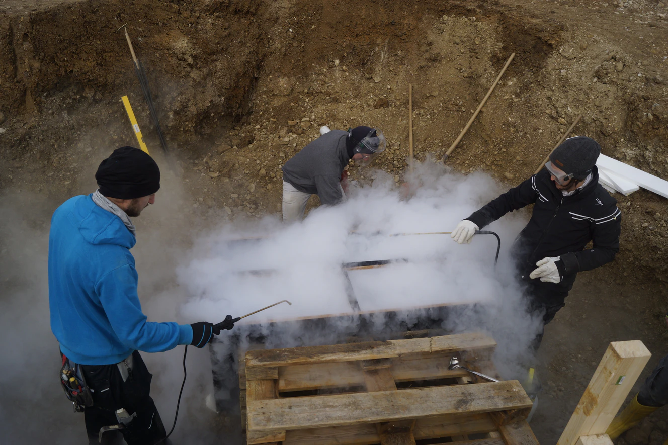 Wer war der „kleine Eisprinz“ vom Allgäu? Spektakuläre Bergung: 1300 Jahre altes Grab mit Flüssig-Stickstoff schockgefrostet — © Bayerisches Landesamt für Denkmalpflege