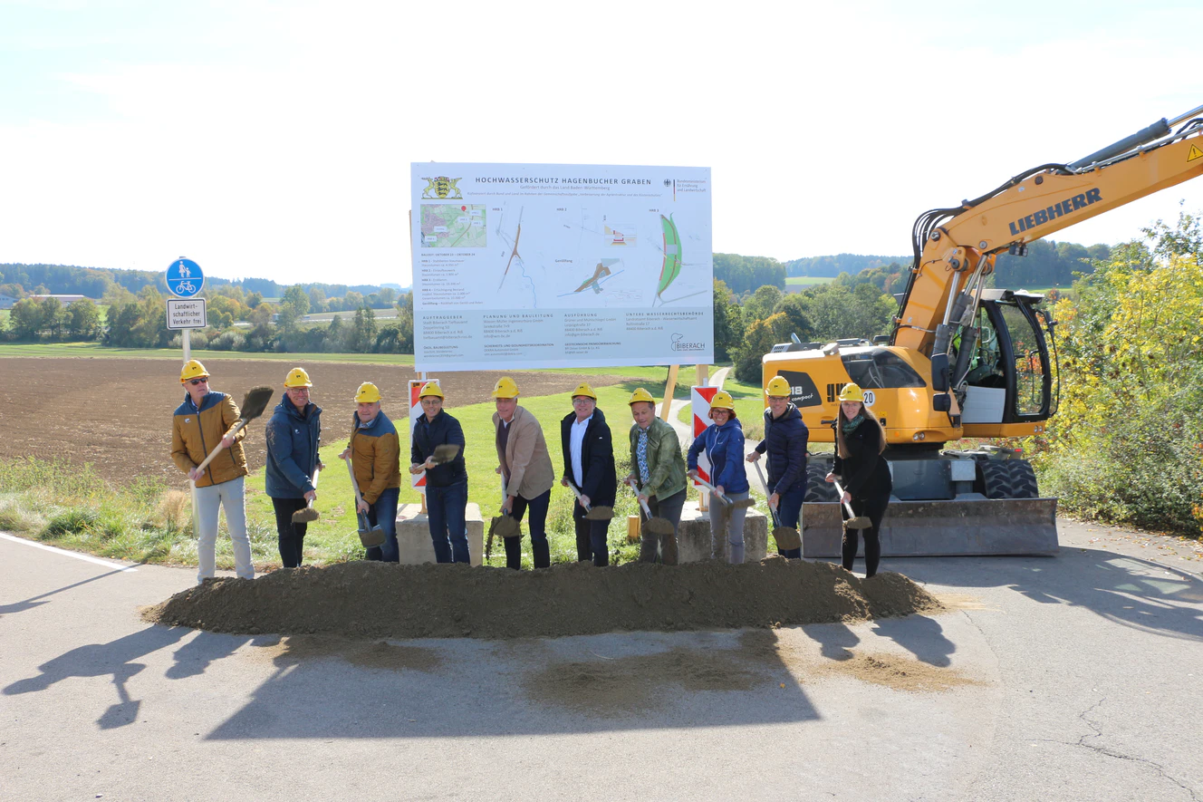 Vertreter der Stadt Biberach, des Wasserwirtschaftsamts und der beteiligten Firmen geben den Startschuss für den Hochwasserschutz Hagenbucher Graben. — © Stadtverwaltung Biberach