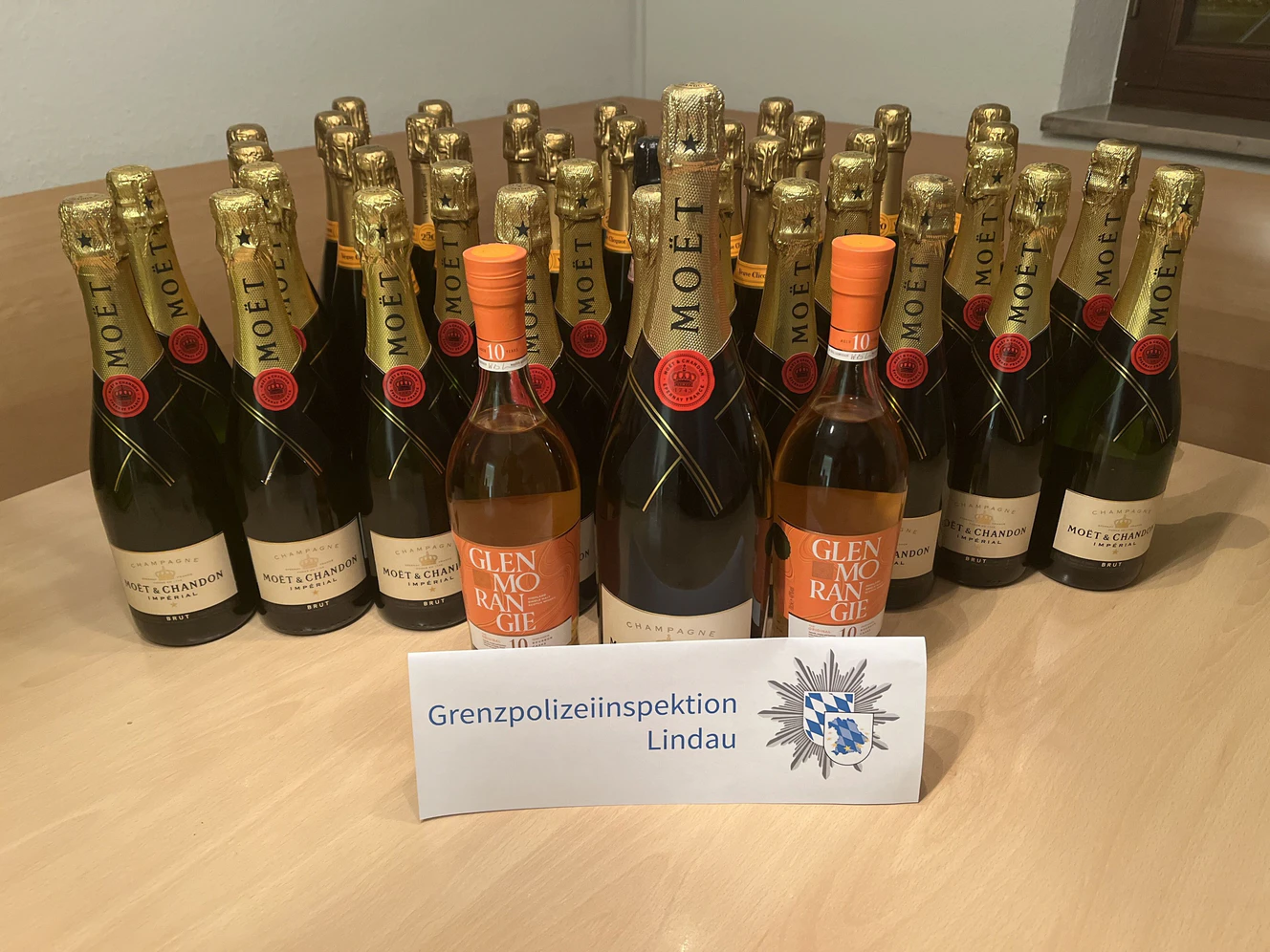 Wer vermisst 41 Flaschen Champagner und zwei Flaschen Whisky? — © Grenzpolizeiinspektion Lindau
