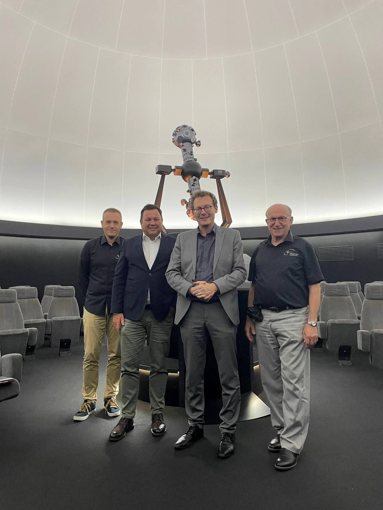 Planetarium Laupheim bekommt 650.000 Euro für „Forum der Astronomie“ (v.l.): Rolf Stökler, Martin Gerster, Ingo Bergmann, Michael Roosz — © Volkssternwarte Laupheim
