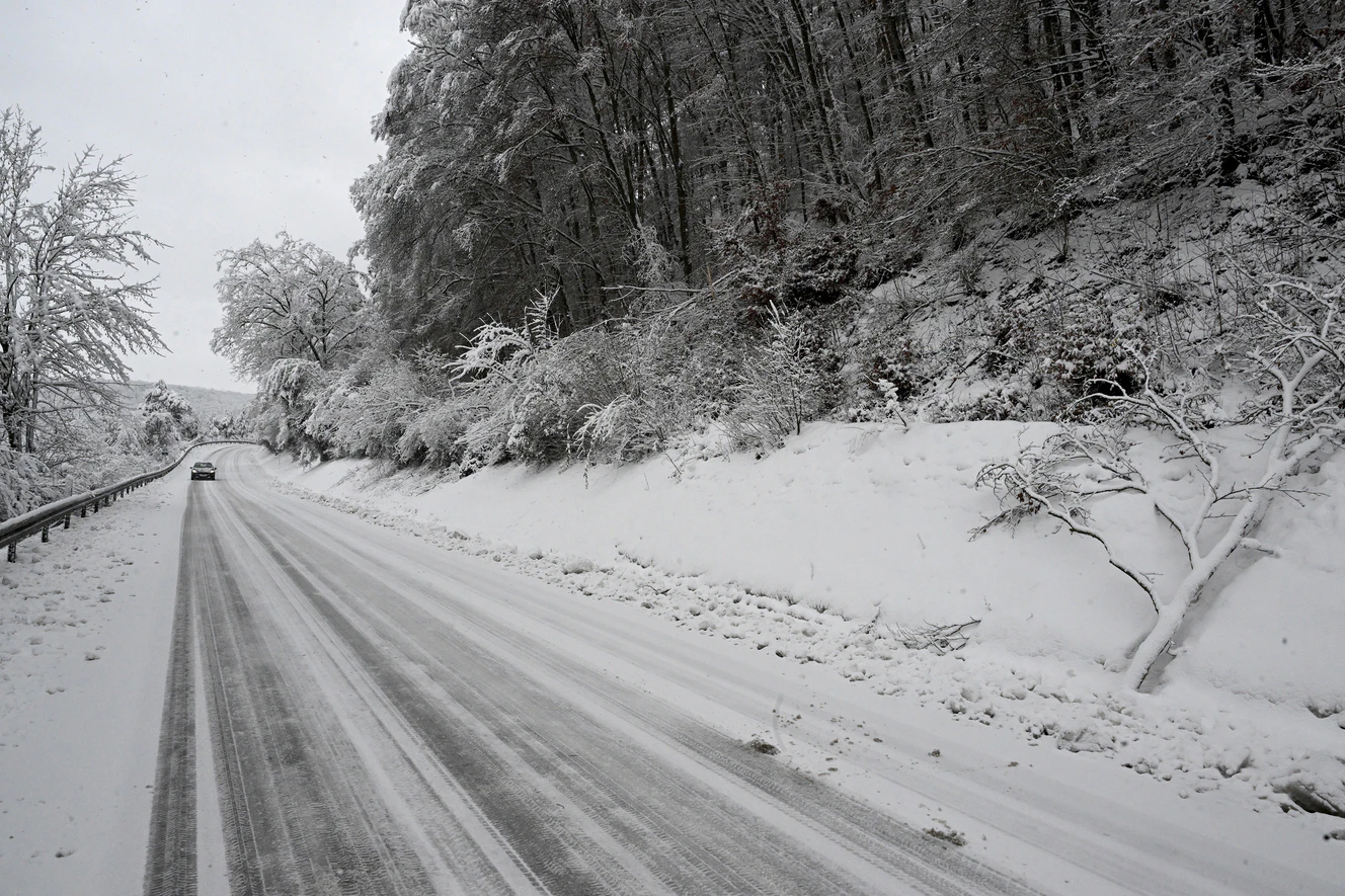 Ein Auto fährt auf einer verschneiten Straße — © Thomas Heckmann