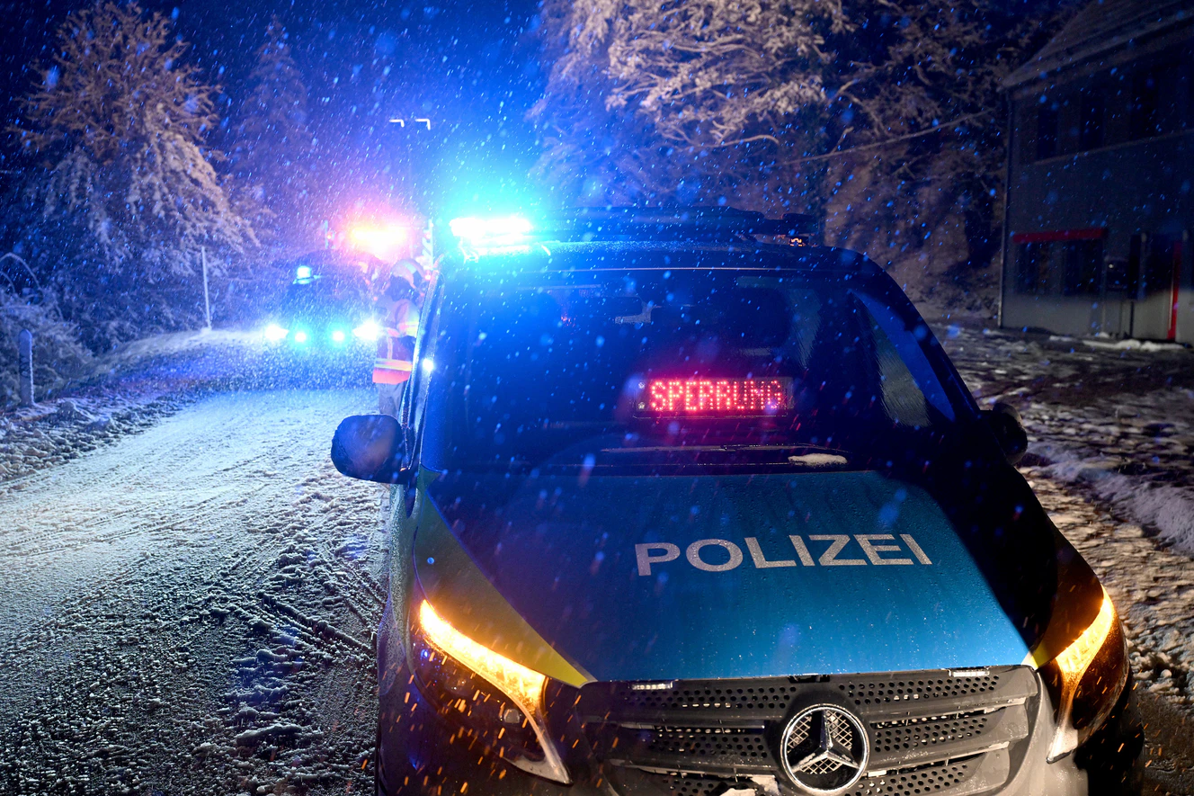 Ein Polizeiauto ist in winterlichem Einsatz. — © Thomas Heckmann