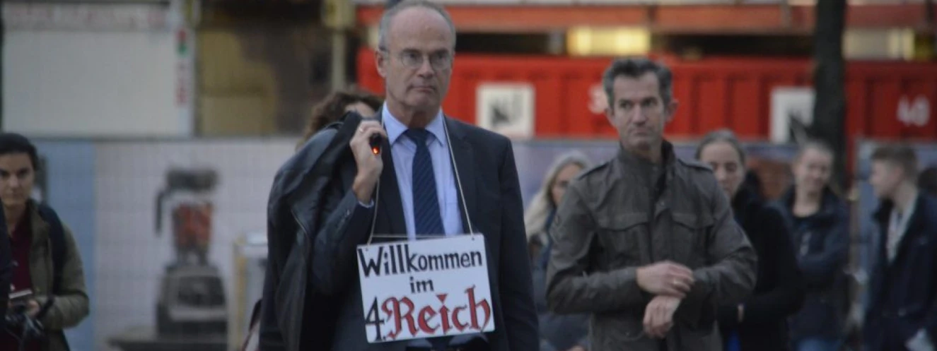 Langhans mit Schild und Kamera am 02.11.2020 in Ulm — © Rechte Umtriebe Ulm