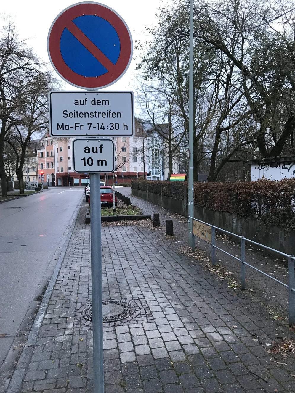 Seitenstreifen vs. Parkbucht: Zugeparkte Kindergartenparkplätze