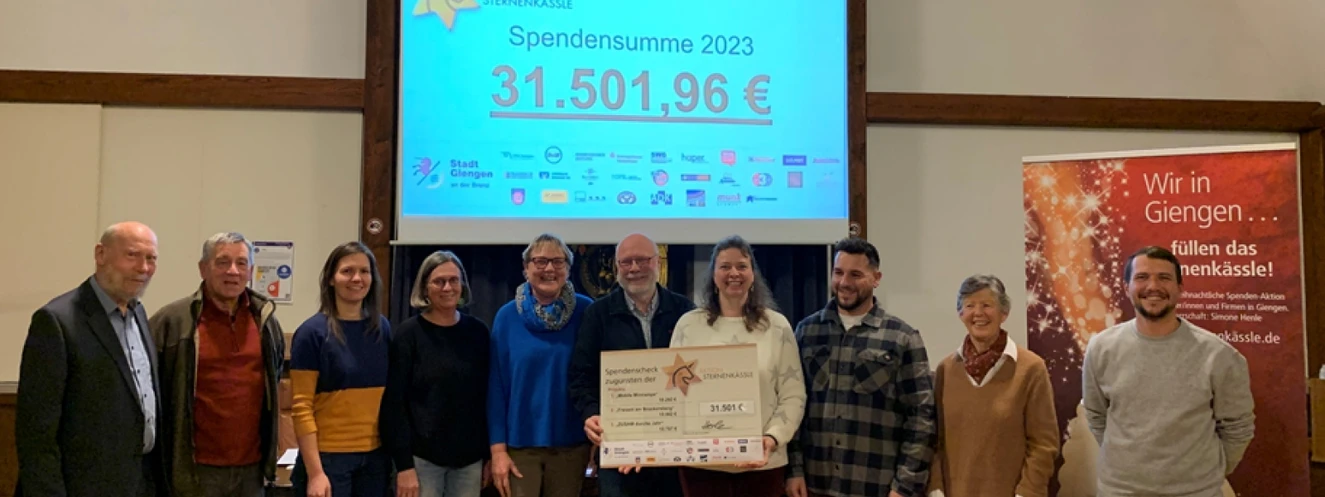Freuten sich über das Rekordergebnis im Sternenkässle 2023: (v. l.) Frieder Hartmann, Hans Huth (beide Projekt „ZUSAM durchs Jahr“), Elke Peterson, Petra Bürkle, Inge Hennig-Bunz, Martin Hörsch (für das Projekt „Freizeit am Bruckersberg“), Schirmherrin Simone Henle, Giacomo Pace (Projekt „Minirampe“), Gudrun Weyherter („ZUSAM durchs Jahr“) und Marc Gerlach („Minirampe“).  Quelle: Stadt Giengen — © Stadt Giengen